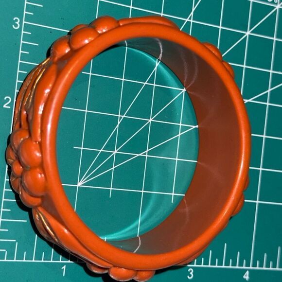 Vintage rust orange floral plastic bangle bracelet - Picture 8 of 9